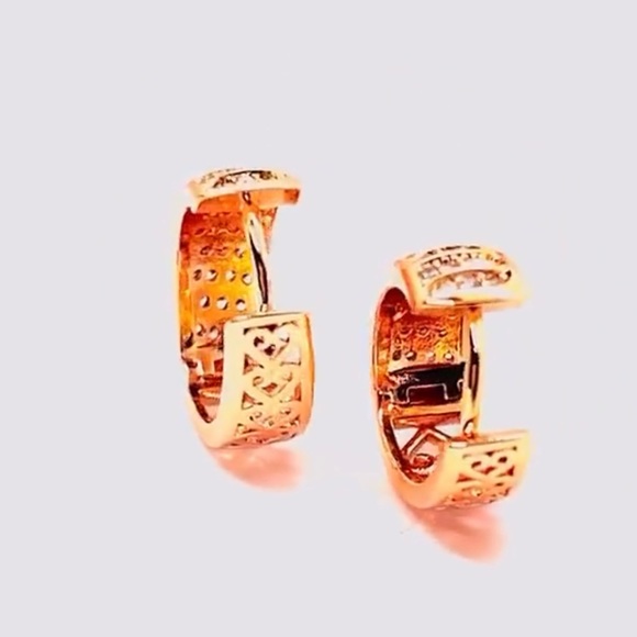 14K Gold Plated Reversible Oval Hoops - Picture 4 of 8